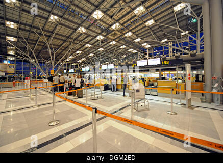 I passeggeri in attesa in linea al momento del check-in, l'Aeroporto di Stoccarda, Baden-Wuerttemberg Foto Stock