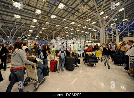 I passeggeri in attesa in linea al momento del check-in, l'Aeroporto di Stoccarda, Baden-Wuerttemberg Foto Stock