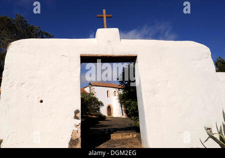 Al gate il conventuale Iglesia de San Buenaventura Chiesa e Convento de Buenaventura, ex convento francescano, Betancuria Foto Stock