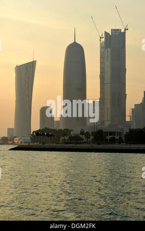 Boom di costruzione a Doha, Torre di navigazione, Al-Thani Tower, emirato del Qatar, Golfo Persico, Medio Oriente e Asia Foto Stock