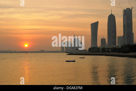 Tramonto, Golfo Persico, Torre di navigazione, Al-Thani Tower, Doha, emirato del Qatar, Medio Oriente e Asia Foto Stock