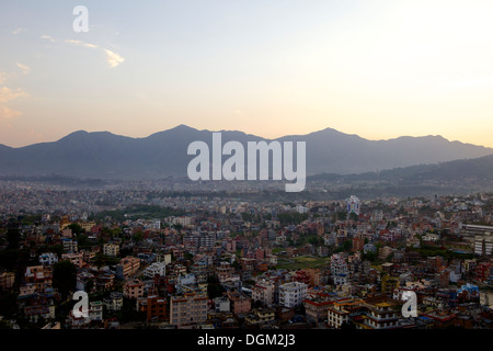 Vista sulla città da Swayambhunath, Monkey Temple, Kathmandu, valle di Kathmandu, Nepal Foto Stock
