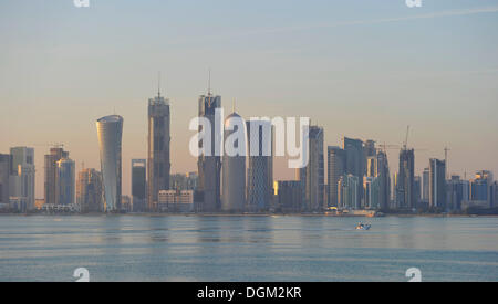 Skyline di Doha, atmosfera serale, Qatar, Golfo Persico, Medio Oriente e Asia Foto Stock