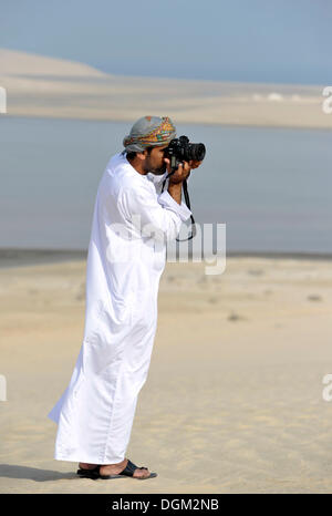 Fotografo, arabo, Khor Al Udeid Beach, Khor El Deid, Inland Sea, miracolo nel deserto del Qatar, emirato del Qatar, Golfo Persico Foto Stock