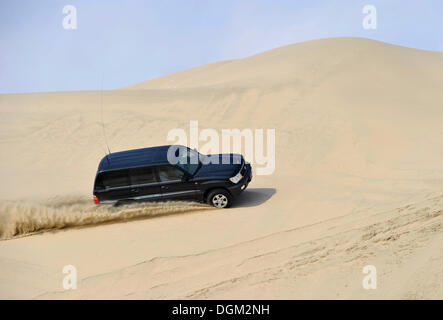 Off-Roader Toyota Land Cruiser 4x4, guida nelle dune di sabbia, emirato del Qatar, Golfo Persico, Medio Oriente e Asia Foto Stock