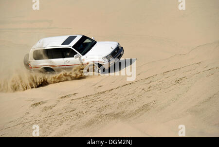 Off-Roader Toyota Land Cruiser 4x4, guida nelle dune di sabbia, emirato del Qatar, Golfo Persico, Medio Oriente e Asia Foto Stock