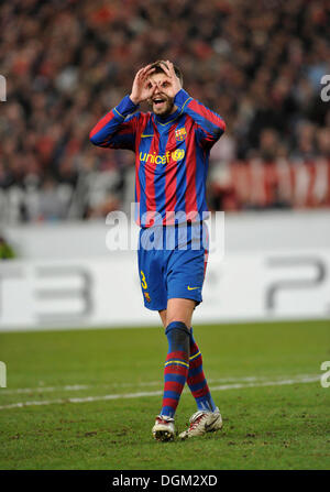 Gerard PIQUE, FC Barcelona, FC Barcelona lamentandosi di un arbitro, consigliandolo per ottenere bicchieri, cinico Foto Stock