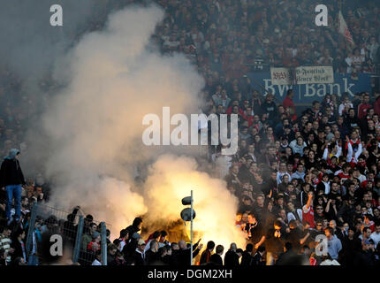 Vandalisers accendere fuochi d'artificio, bombe fumogene, razzi, Pyros, nel VfB Stuttgart fanblock, Mercedes-Benz Arena, Stoccarda Foto Stock