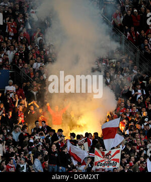 Vandalisers accendere fuochi d'artificio, bombe fumogene, razzi, Pyros, nel VfB Stuttgart fanblock, Mercedes-Benz Arena, Stoccarda Foto Stock