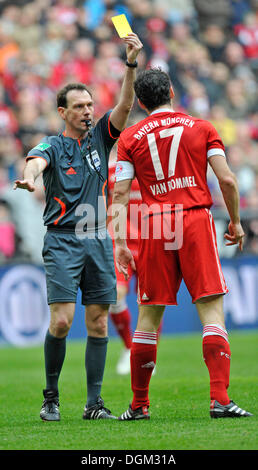 Mark van Bommel, FC Bayern Monaco, riceve un cartellino giallo dall'arbitro Florian Meyer Foto Stock