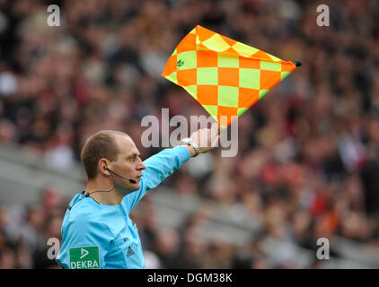 Arbitro assistente Soenke Glindemann chiamando fuorigioco Foto Stock