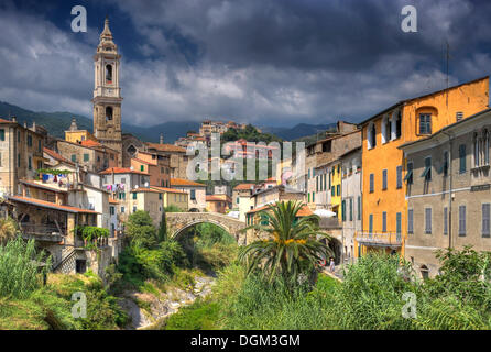 Chiesa parrocchiale di San Tomaso con Ponte Grande oltre il fiume Prino, Dolcedo, Riviera dei Fiori, Liguria, Italia, Europa Foto Stock