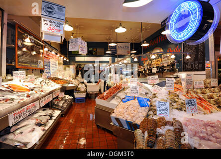 Pescheria, piatti a base di frutti di mare freschi, i pesci e i granchi, su ghiaccio, il Pike Place Market pubblica, mercato del pesce, Seattle, Washington, Stati Uniti d'America Foto Stock