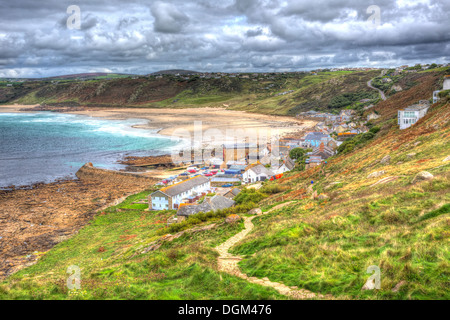 Sennen Cove Cornwall Inghilterra REGNO UNITO nelle vicinanze del Lands End sulla costa sud-ovest il percorso in HDR con il percorso e le nuvole Foto Stock