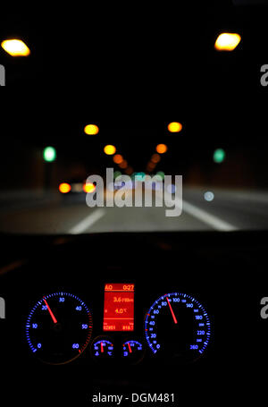 Primo piano di un tachimetro digitale in auto. Cruscotto completamente  digitale per auto. Dettagli del cruscotto con spie. Quadro strumenti per  auto Foto stock - Alamy