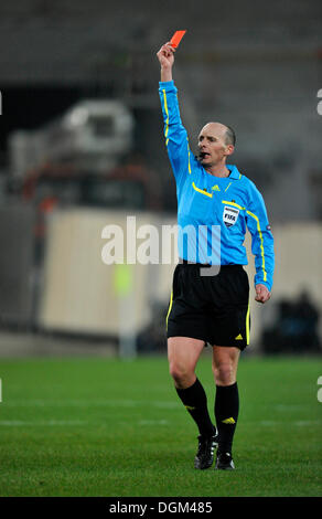 Michael Leslie Dean, arbitro di calcio, mostrando il cartellino rosso, invio-off Foto Stock