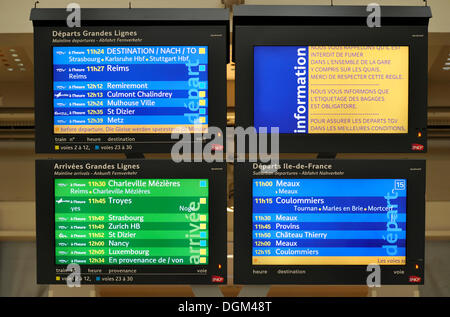 Il pannello di visualizzazione in tedesco e in francese, concourse, Gare de l'Est, Parigi alla Stazione Ferroviaria Est, Parigi, Francia, Europa Foto Stock