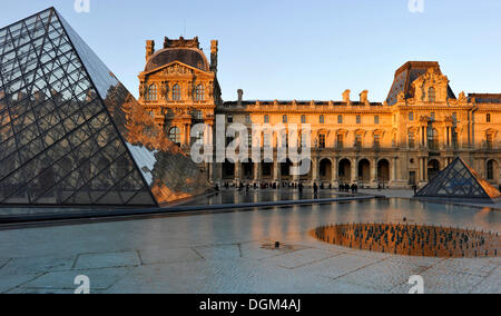 Il padiglione Richelieu, sinistra, Pavillon Colbert, destra, piramide in vetro entrata di fronte, il Palais du Louvre o Palazzo del Louvre Museum di Foto Stock