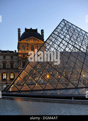 Il padiglione Richelieu in serata, piramide in vetro entrata di fronte, il Palais du Louvre o Palazzo del Louvre Museum, Parigi, Francia Foto Stock