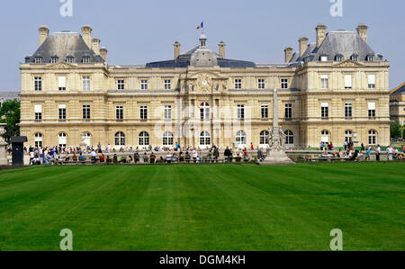 Il Palazzo del Lussemburgo, dal giardino del Lussemburgo, Parigi, Francia, Europa Foto Stock