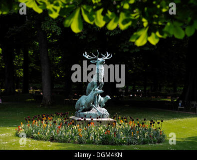 Un addio al celibato e una femmina del cervo con un cerbiatto, scultura in bronzo, dal giardino del Lussemburgo, Parigi, Francia, Europa Foto Stock