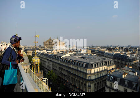 Turisti e vista da una piattaforma di osservazione sull'Opéra Palais Garnier opera house, Parigi, Francia, Europa Foto Stock