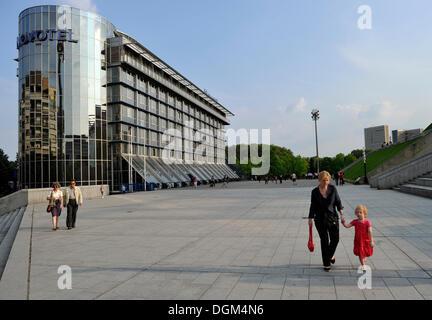 Hotel Novotel accanto al complesso sportivo, Palais Omnisport de Bercy, Parigi, Francia, Europa Foto Stock