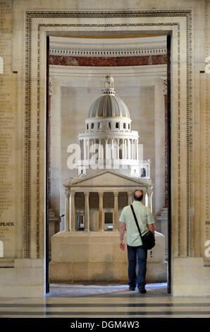 Tourist in piedi di fronte a un modello, Panthéon, un mausoleo per il francese degli eroi nazionali, Montagne Sainte-Geneviève Foto Stock