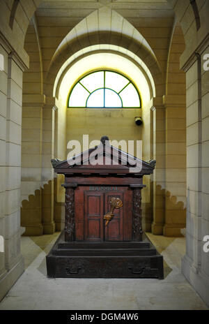 Interno con la tomba di onorario di Jean Jacques Rousseau, cripta, Panthéon, un mausoleo per il francese degli eroi nazionali Foto Stock