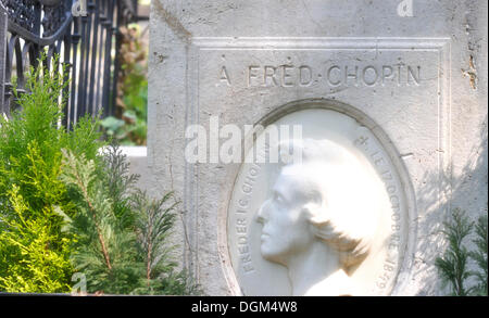 Vista dettagliata, ritratto sulla tomba di Frederic Chopin, cimitero Pere Lachaise, Parigi, Francia, Europa Foto Stock