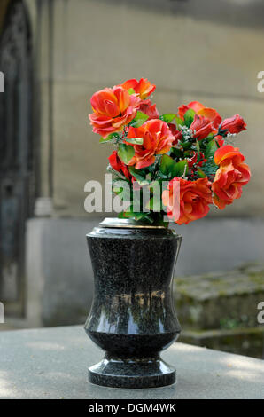 La decorazione floreale, cimitero Pere Lachaise, Parigi, Francia, Europa Foto Stock