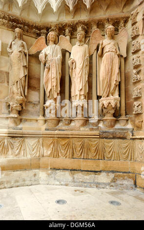 Statue con 'friendly angel' destra, sinistra, portale di facciata ovest, la cattedrale di Notre-dame, Sito Patrimonio Mondiale dell'Unesco, Reims Foto Stock