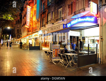 Vista notte, ristoranti, Reims, Champagne-Ardenne, Francia, Europa PublicGround Foto Stock