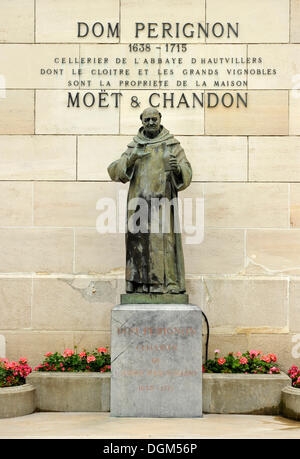 Statua di Dom Perignon, Moet et Chandon cantina quartier generale, LVMH beni di lusso gruppo Louis Vuitton Moet Hennessy, Epernay Foto Stock