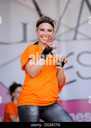 Prestazioni di un insegnante di danza con il suo show team, ginnastica, ballo, aerobica, Stoccarda, Baden-Wuerttemberg Foto Stock