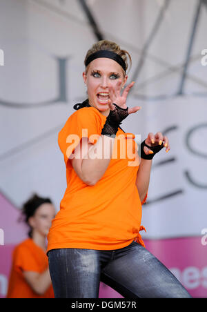 Prestazioni di un insegnante di danza con il suo show team, ginnastica, ballo, aerobica, Stoccarda, Baden-Wuerttemberg Foto Stock