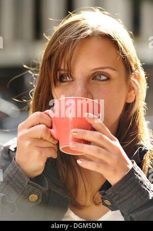 Giovane donna di bere caffè, Parigi, Francia, Europa Foto Stock