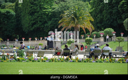 Relax nel Jardin du Luxembourg, Parigi, Francia, Europa PublicGround Foto Stock