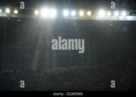 Londra, Regno Unito. 22 ottobre, 2013. Le gocce di pioggia sono illuminati da fari durante la Champions League gruppo F partita di calcio tra Arsenal e Borussia Dortmund all'Emirates Stadium di Londra, UK, 22 ottobre 2013. Foto: Bernd Thissen/dpa/Alamy Live News Foto Stock