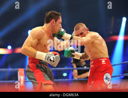 Felix Sturm, GER, vs. Martin Murray, GBR, SAP Arena di Mannheim, Baden-Wuerttemberg Foto Stock