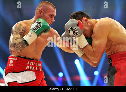 Felix Sturm, GER, vs. Martin Murray, UK, SAP Arena di Mannheim, Baden-Wuerttemberg Foto Stock