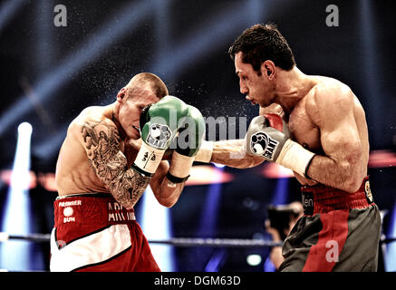 Felix Sturm, GER, vs. Martin Murray, GBR, SAP Arena di Mannheim, Baden-Wuerttemberg Foto Stock