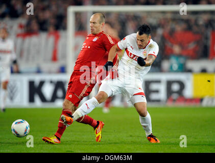 Duello tra Arjen Robben del FC Bayern Monaco di Baviera, a sinistra e a Timo Gebhart del VfB Stuttgart, destra, Mercedes-Benz Arena stadium Foto Stock