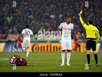 Arbitro Florian Meyer mostra Jerome Boateng, FC Bayern Monaco, un cartellino giallo per un fallo su Cacau, VfB Stuttgart, sinistra Foto Stock