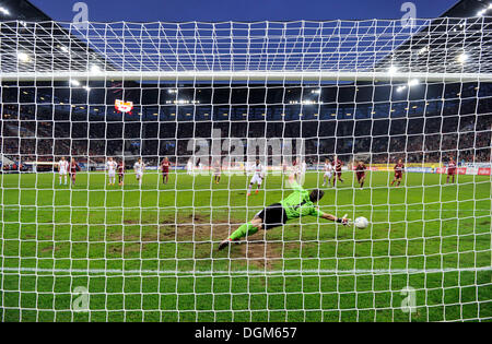 Le riprese della telecamera da dietro l'obiettivo, a pena di 1:0 da Nando Rafael, FC Augsburg, contro il portiere Sven Ulreich Foto Stock