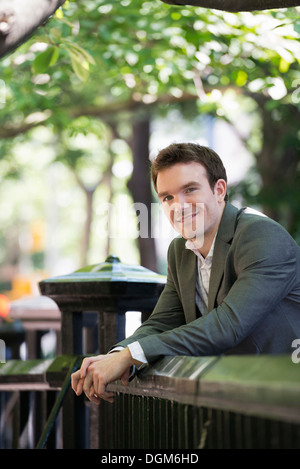 L'estate. Un giovane uomo in un completo grigio. Foto Stock