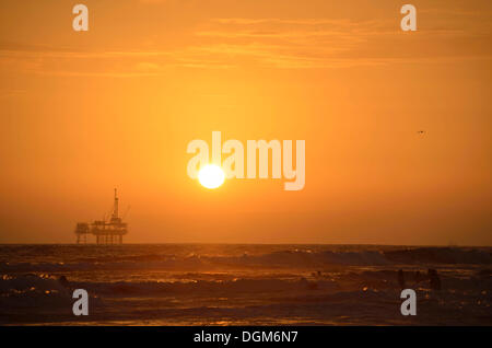 Offshore Oil Rig off Huntington Beach, tramonto, California, Stati Uniti d'America, STATI UNITI D'AMERICA Foto Stock