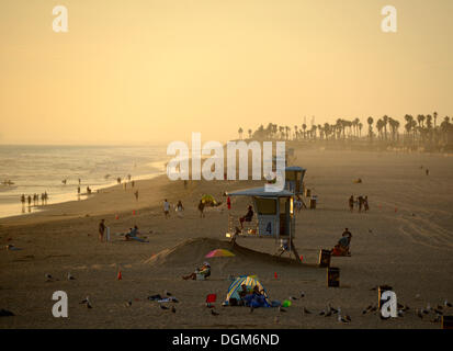 Stazione di Baywatch, Tramonto, Spiaggia di Huntington Beach, California, Stati Uniti d'America, STATI UNITI D'AMERICA Foto Stock