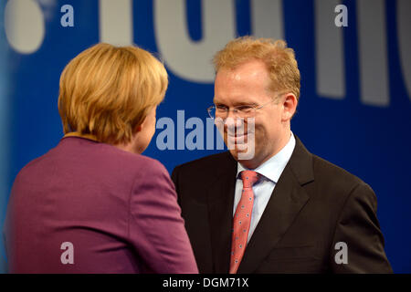 Il cancelliere tedesco Angela Merkel, CDU, saluto Sebastian Turner, candidato sindaco per Stoccarda, Baden-Wuerttemberg Foto Stock