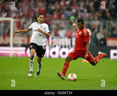 David Alaba, FC Bayern Monaco, destra, calciare il pallone a, e Karim Matmour, Eintracht Frankfurt, sinistra, Allianz Arena, a Monaco di Baviera Foto Stock